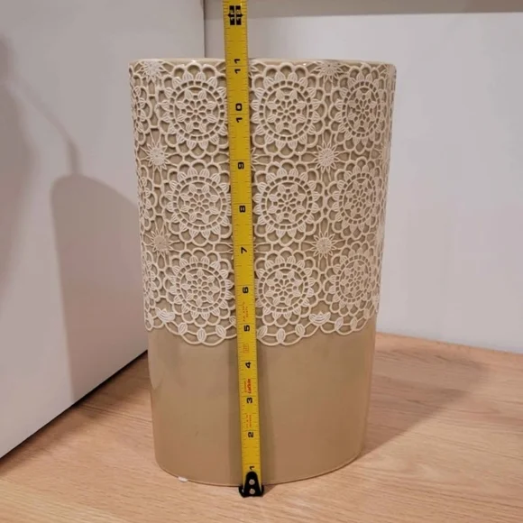 Elegant Tan and White Lace Design Vase - Picture 3 of 8